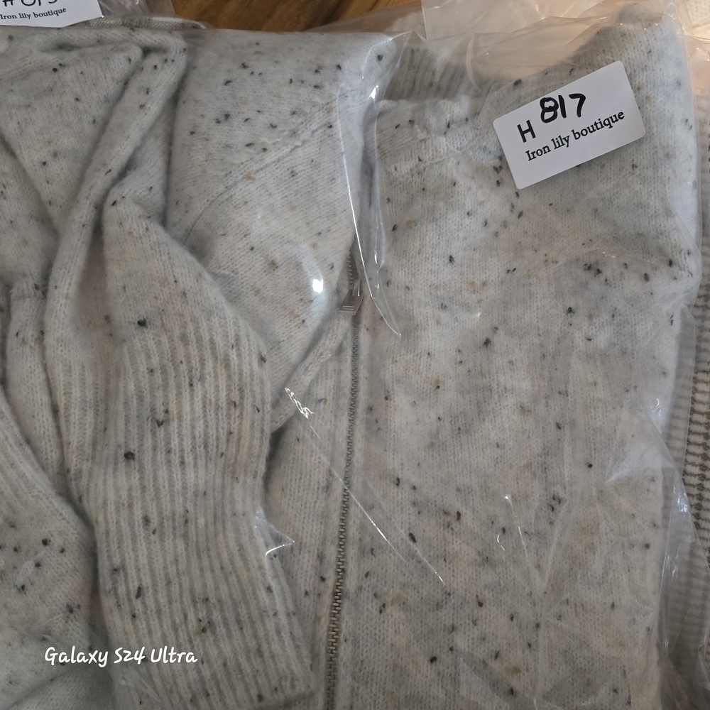 Universal Thread Gray V-Neck Sweater - Picture 2 of 8